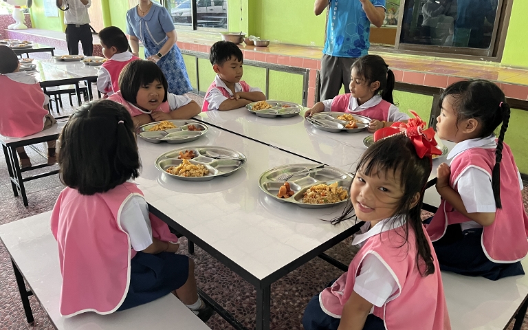 綺麗に補修されたテーブルと給食時の子どもたち
