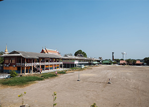 WAT TALAD小学校の校庭と校舎の様子