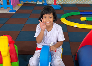 遊具で遊ぶ子どもたち