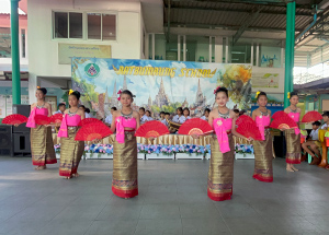 小学生たちがタイの伝統的な踊りを披露してくれました